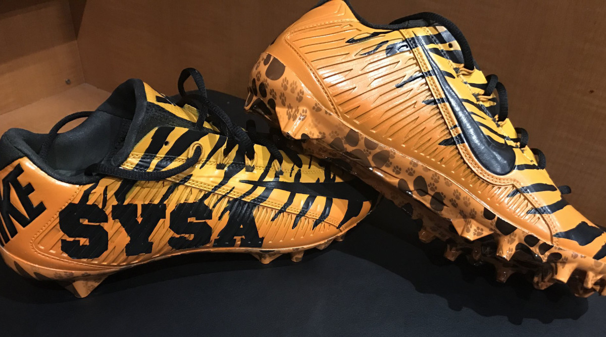 doug-baldwin-week-13-cleats.jpg
